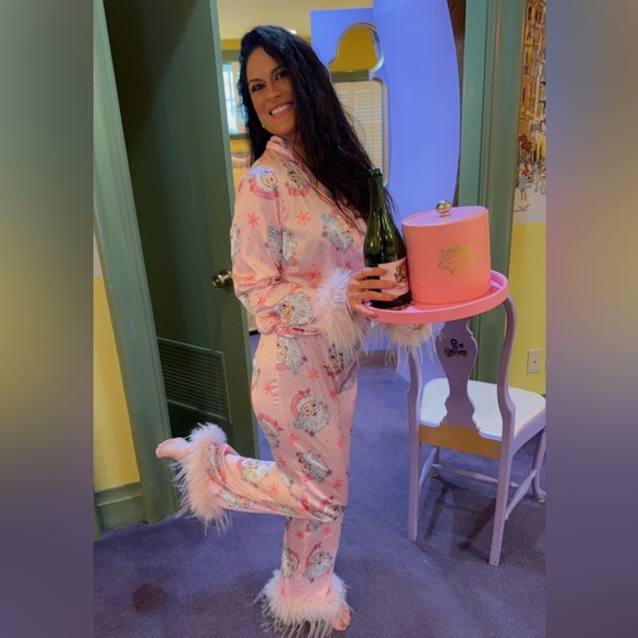 🎅🏽NWT🎅🏽Sexy Santa Pink Christmas 2 Piece Button Up Silky Pajama Set w Fur Trim - Picture 3 of 17